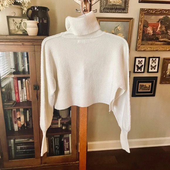 Urban Outfitters women’s long sleeve cropped turtleneck sweater SZ XS white - Picture 5 of 8